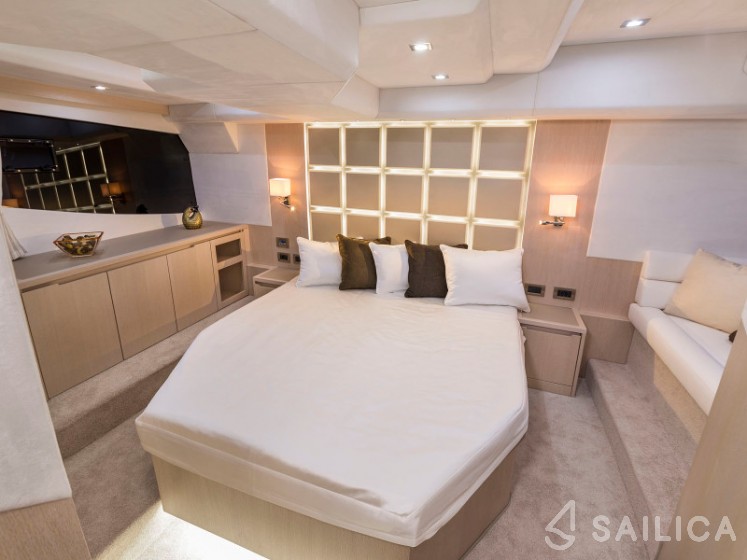 Galeon 460 Fly - Yacht Charter Sailica