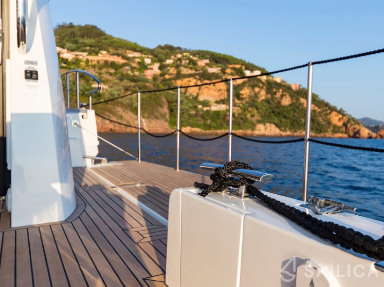Galeon 460 Fly - Yacht Charter Sailica