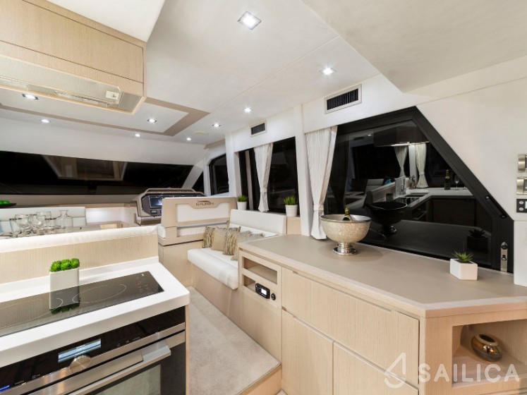 Galeon 460 Fly - Yacht Charter Sailica