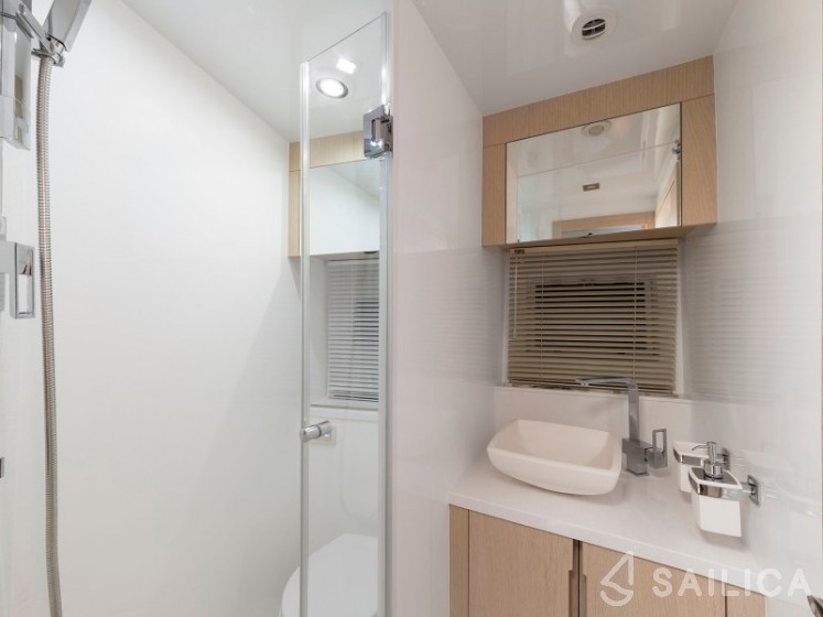 Galeon 460 Fly - Yacht Charter Sailica