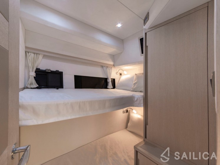 Galeon 460 Fly - Yacht Charter Sailica