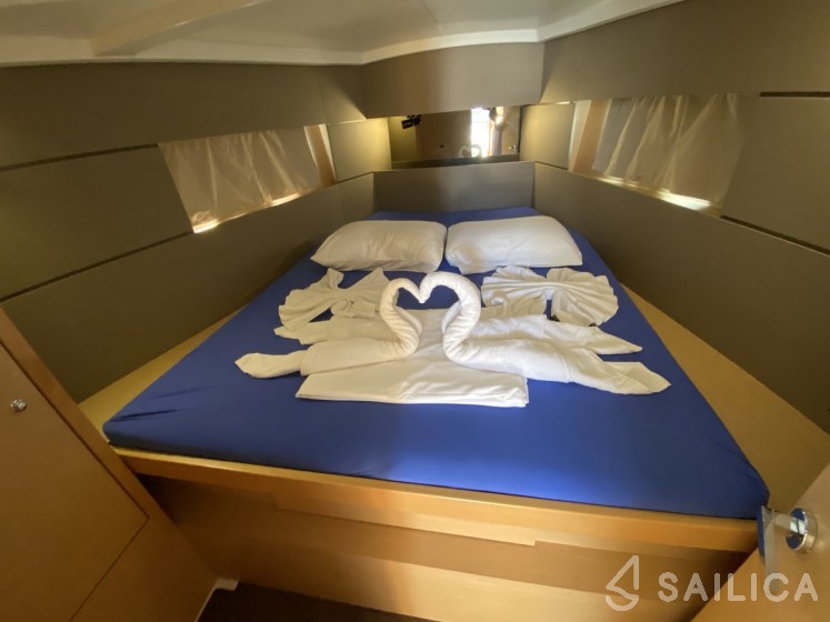 Oceanis 38 - Yacht Charter Sailica