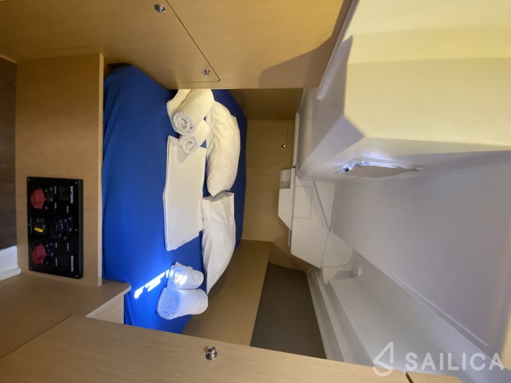 Oceanis 38 - Yacht Charter Sailica