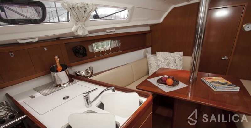 Oceanis 31 - Yacht Charter Sailica