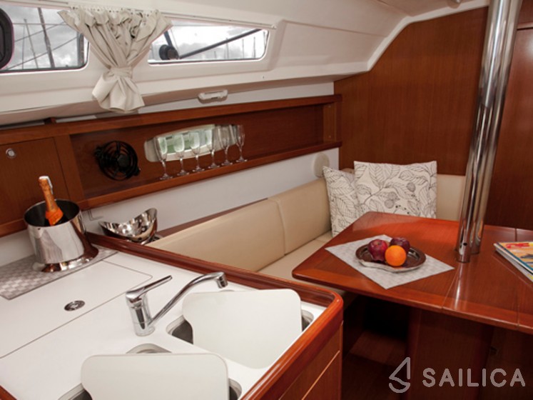 Oceanis 31 - Yacht Charter Sailica