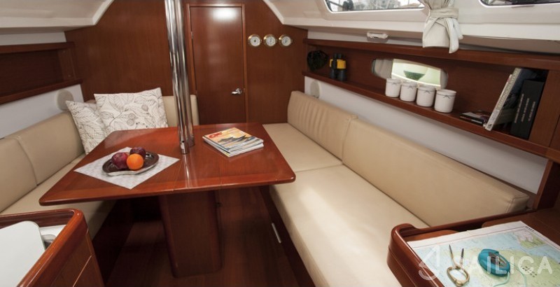 Oceanis 31 - Yacht Charter Sailica