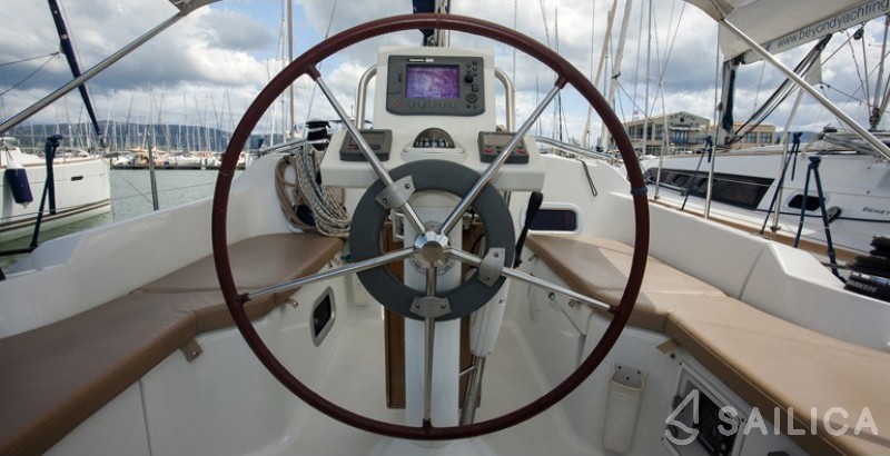 Oceanis 31 - Yacht Charter Sailica