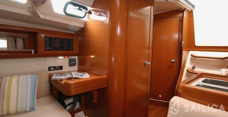 Oceanis 34 - Yacht Charter Sailica