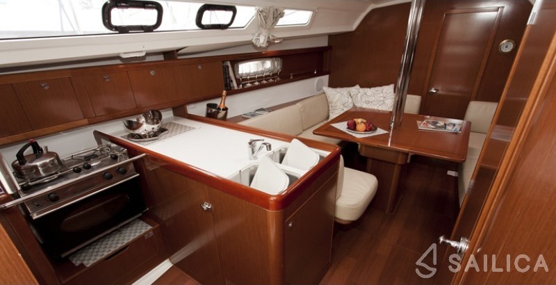 Oceanis 34 - Yacht Charter Sailica