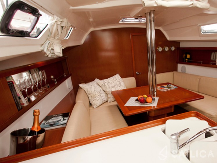 Oceanis 34 - Yacht Charter Sailica