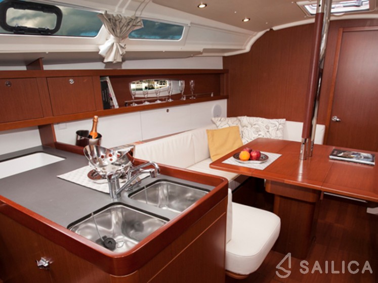 Oceanis 37 - Yacht Charter Sailica