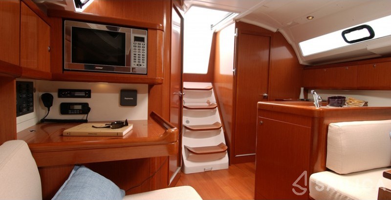Oceanis 37 - Yacht Charter Sailica