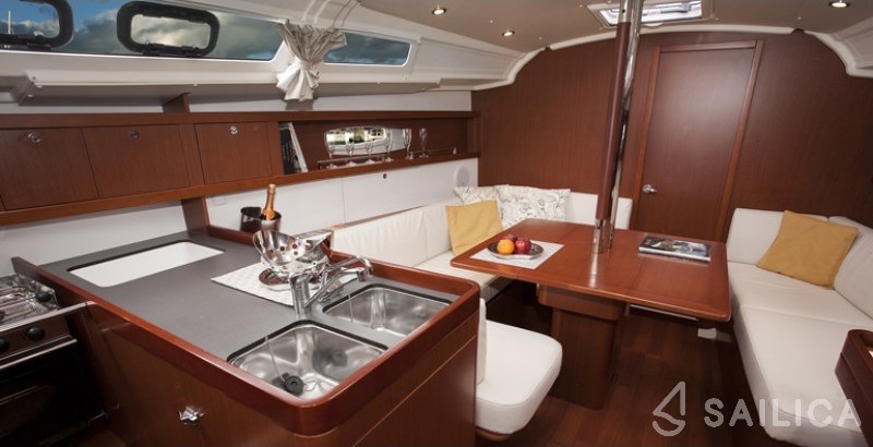 Oceanis 37 - Yacht Charter Sailica