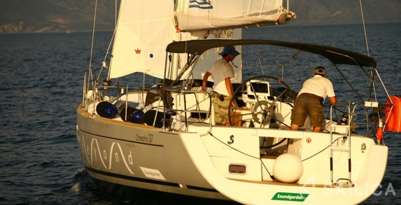 Oceanis 37 - Yacht Charter Sailica