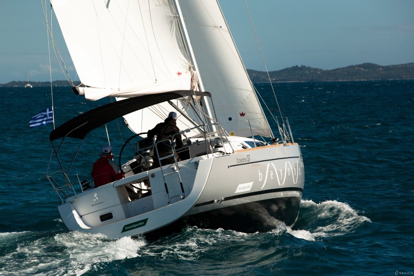 Oceanis 37 - Yacht Charter Sailica