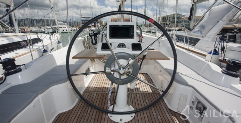 Oceanis 37 - Yacht Charter Sailica