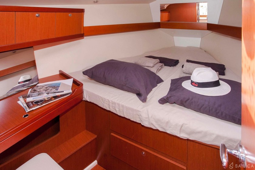 Oceanis 37 - Yacht Charter Sailica
