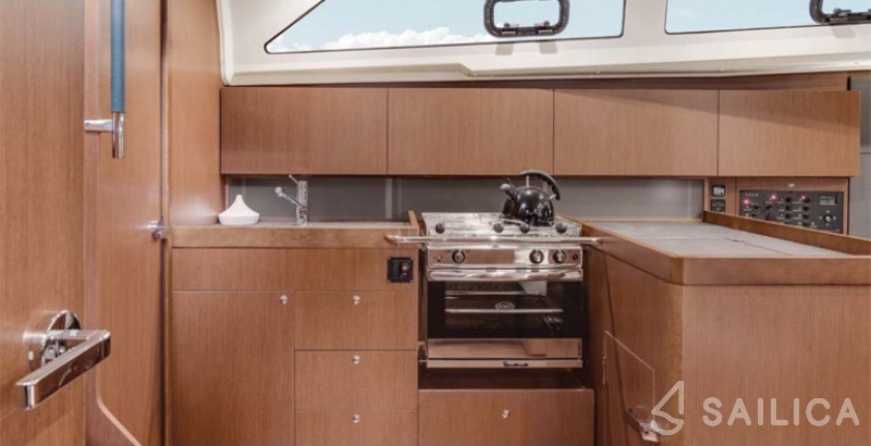 Oceanis 41.1 - Yacht Charter Sailica
