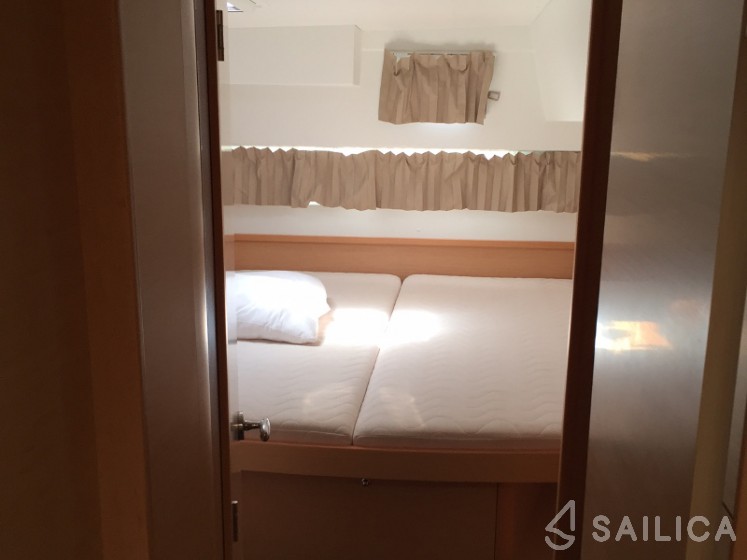 Lagoon 42 - Yacht Charter Sailica