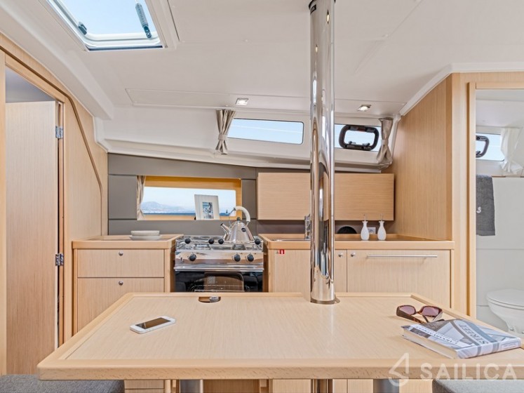 Oceanis 35.1 - Yacht Charter Sailica