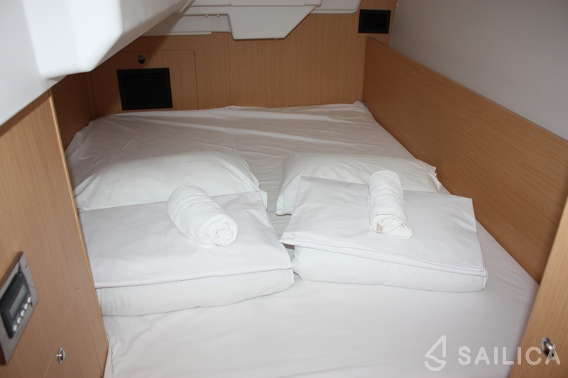 Oceanis 35.1 - Yacht Charter Sailica
