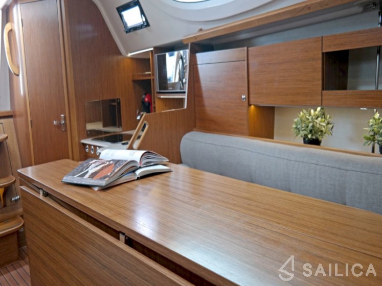 Maxus 33.1 RS - Yacht Charter Sailica