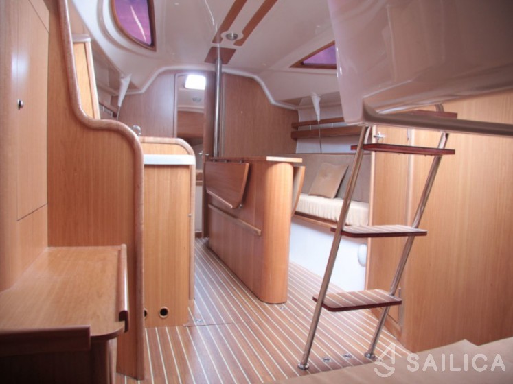 Maxus 28 Standard - Yacht Charter Sailica