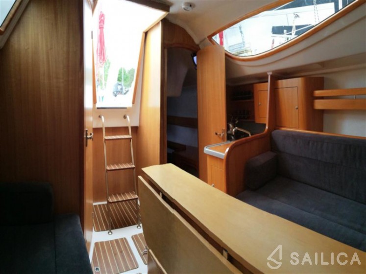 Maxus 28 Standard - Yacht Charter Sailica