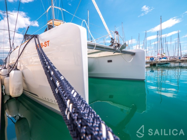 Lagoon 40 - Yacht Charter Sailica