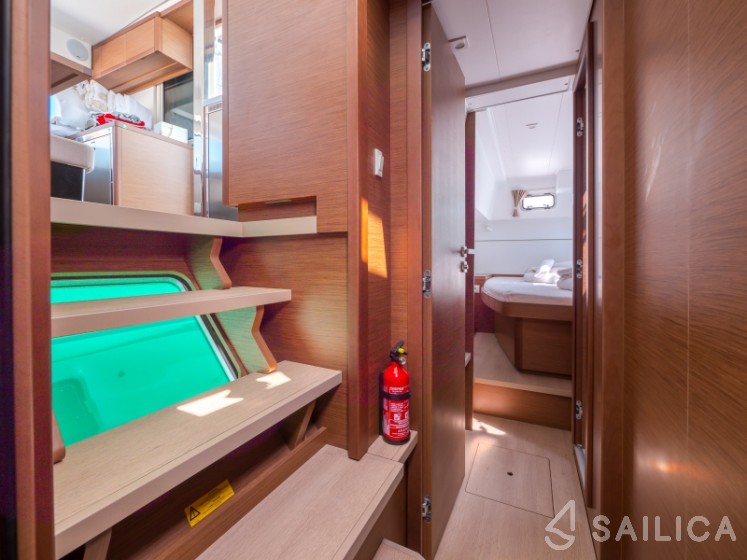 Lagoon 40 - Yacht Charter Sailica