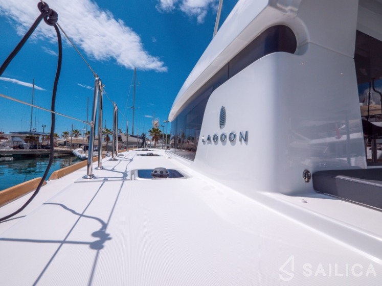 Lagoon 40 - Yacht Charter Sailica