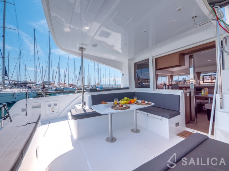 Lagoon 40 - Yacht Charter Sailica