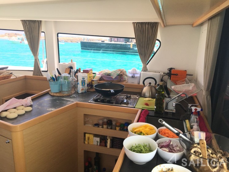 Lagoon 42 - Yacht Charter Sailica