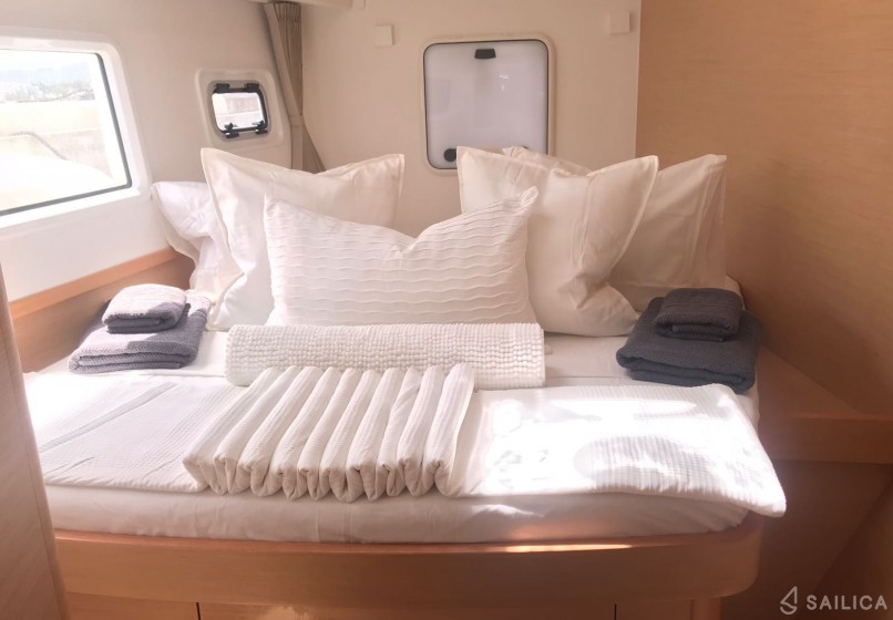 Lagoon 42 - Yacht Charter Sailica