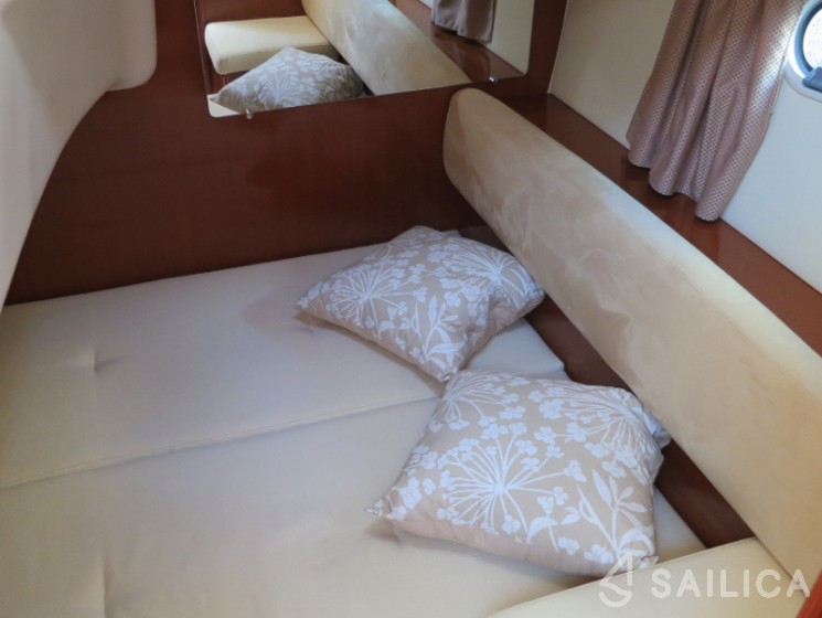 Prestige 34 - Yacht Charter Sailica