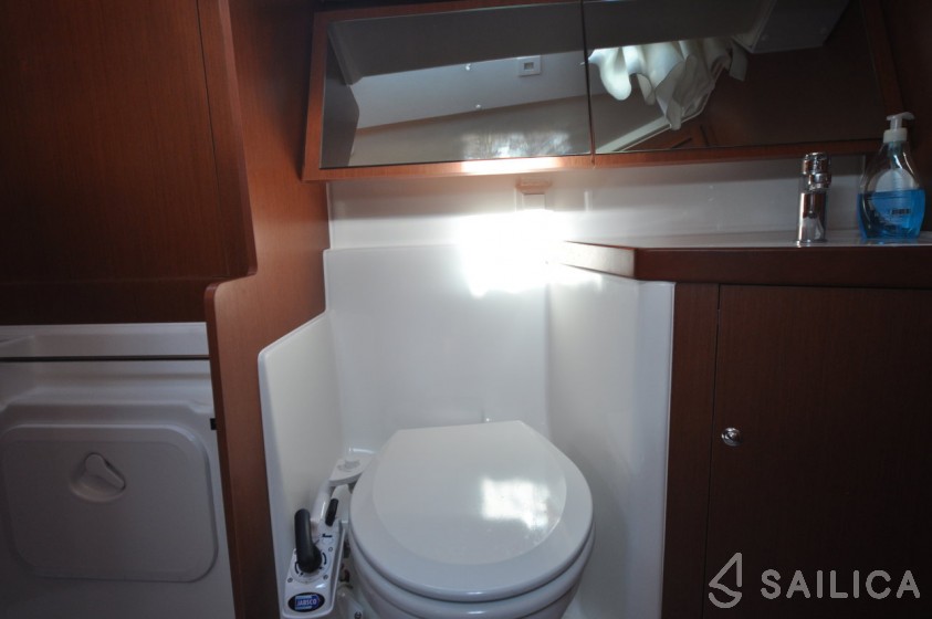 Oceanis 41.1 - Yacht Charter Sailica