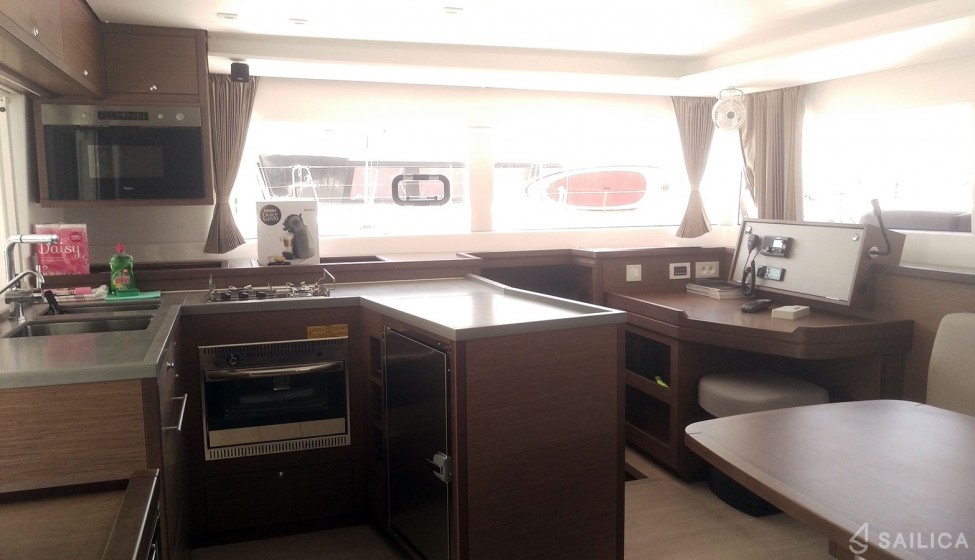Lagoon 450  Flybridge - Yacht Charter Sailica