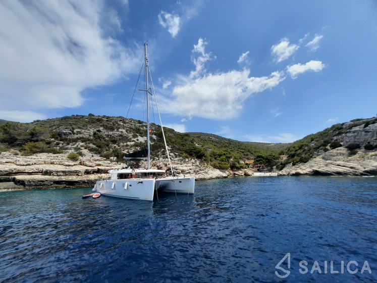 Lagoon 450  Flybridge - Yacht Charter Sailica