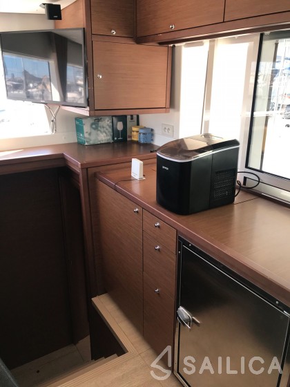 Lagoon 450  Flybridge - Yacht Charter Sailica