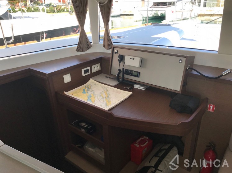 Lagoon 450  Flybridge - Yacht Charter Sailica