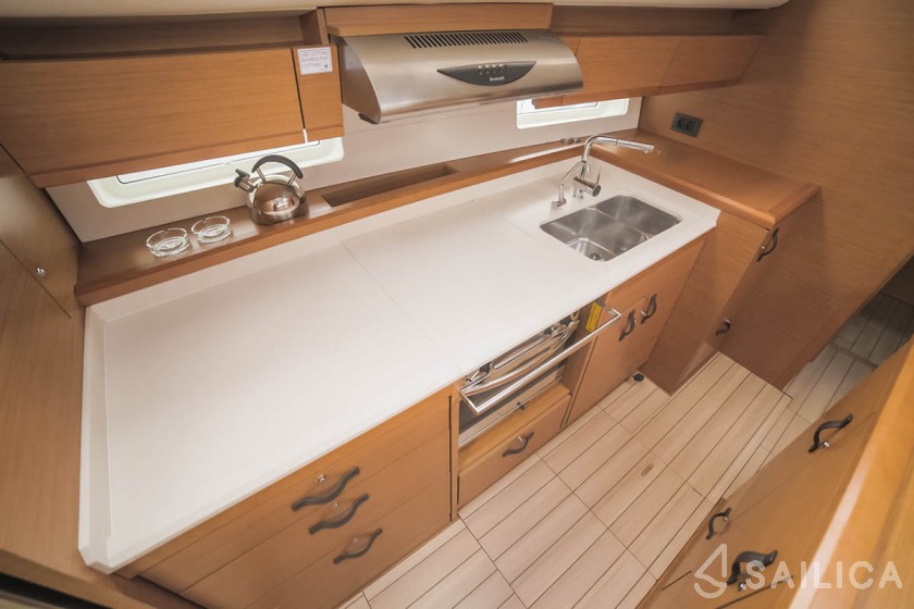 Jeanneau 54 - Yacht Charter Sailica