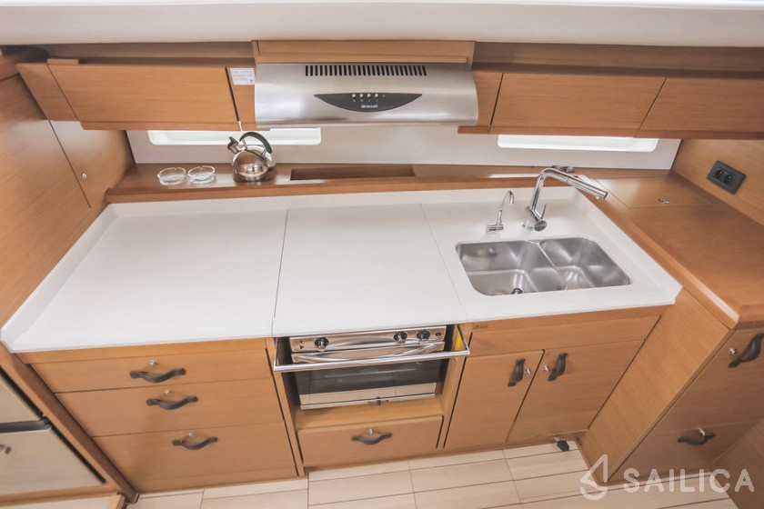 Jeanneau 54 - Yacht Charter Sailica