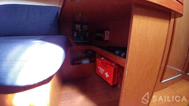 Oceanis 43 - Yacht Charter Sailica