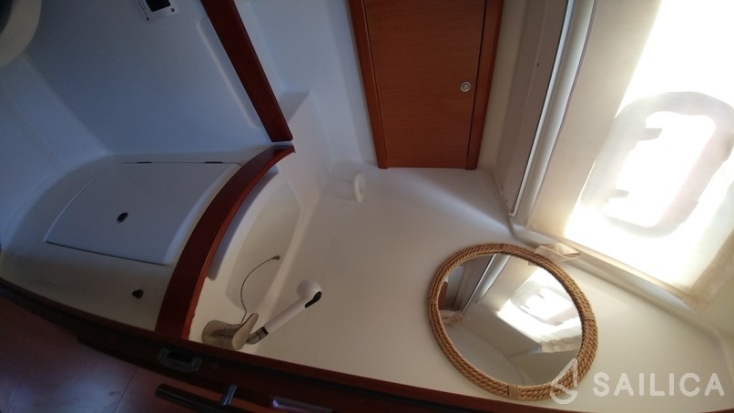 Oceanis 43 - Yacht Charter Sailica