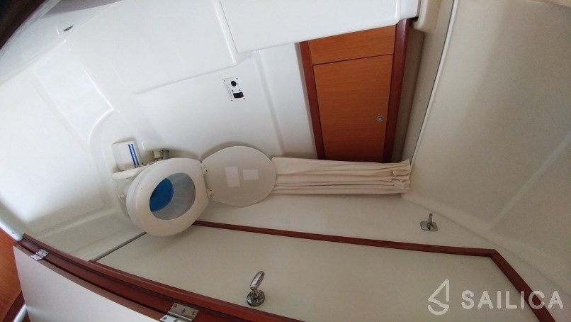 Oceanis 43 - Yacht Charter Sailica