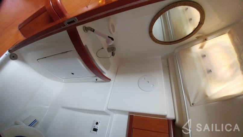 Oceanis 43 - Yacht Charter Sailica