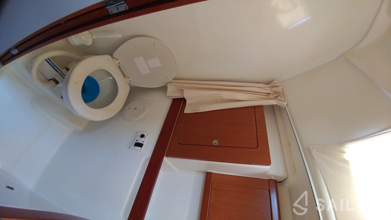 Oceanis 43 - Yacht Charter Sailica