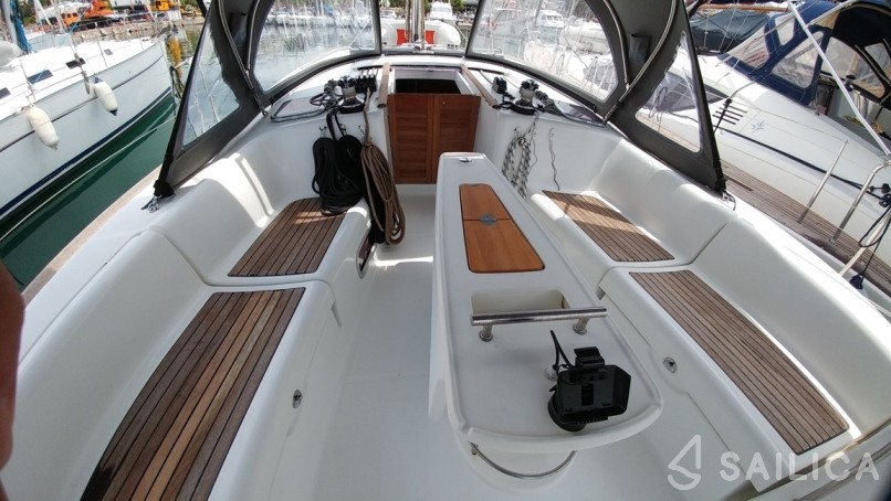 Oceanis 43 - Yacht Charter Sailica