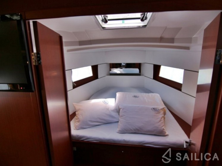 Oceanis 38 - Yacht Charter Sailica