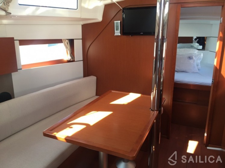Oceanis 38 - Yacht Charter Sailica